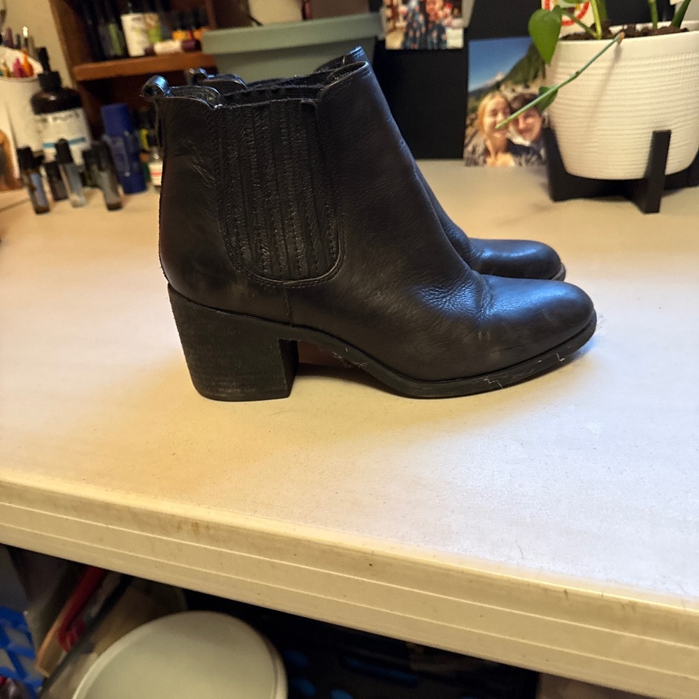 Sofft Black Leather Sadova Chelsea Heeled Ankle Boots Size 9